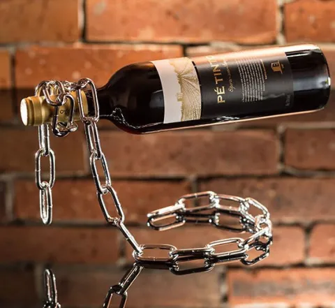 Łańcuchowy stojak na wino