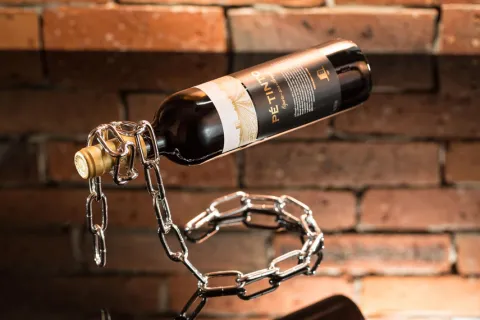 Łańcuchowy stojak na wino
