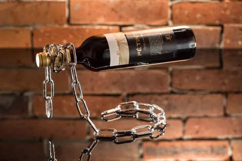 Łańcuchowy stojak na wino