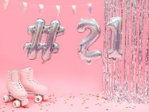 BALON foliowy ZNAK krzyżyk kratka mały 35 cm srebrny holograficzny na powietrze