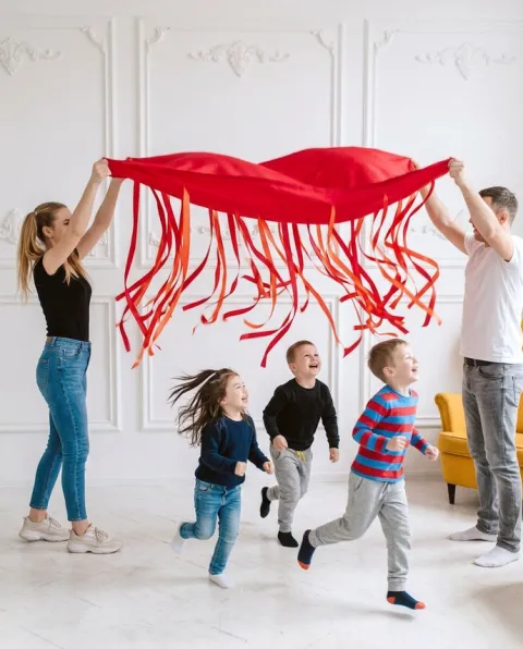 Chusta animacyjna 1,45 x 1,45 m ze wstążkami LAWA