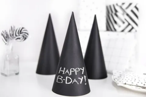 Czapeczki papierowe czarne Black&White 21,5 cm 6 szt.
