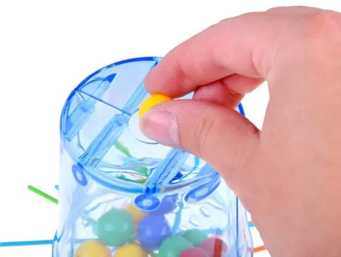Gra zręcznościowa Trick Stick spadające kulki