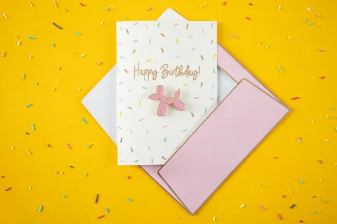 Kartka okolicznościowa urodzinowa Happy Birthday z pinem - piesek