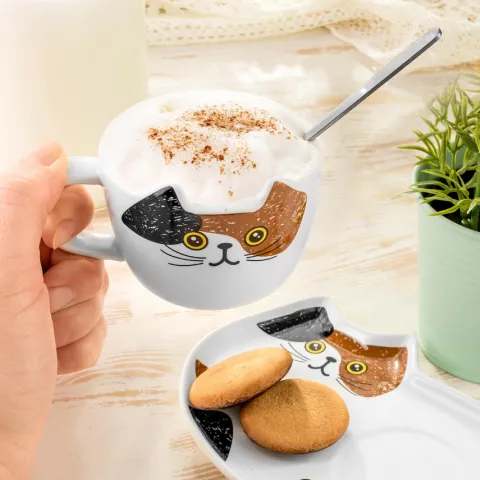 Kocia filiżanka ze spodkiem i mieszadełkiem