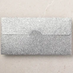 Koperta podarunkowa z bilecikiem srebrna brokatowa 17x9 cm 1 szt.