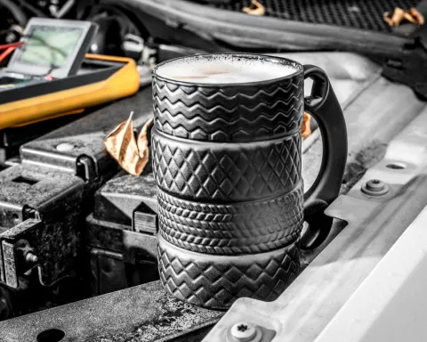 Kubek OPONY ceramiczny z kluczem
