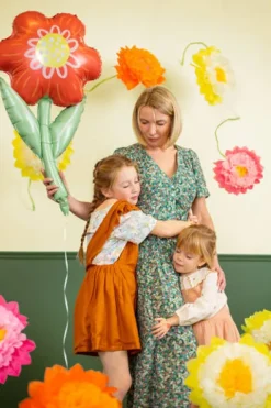 Kwiatek czerwony z łodygą balon foliowy 53x96 cm