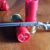 Militarny brelok strzelba