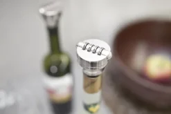 Strażnik wina - cyfrowy zamek na wino w metalowej puszce