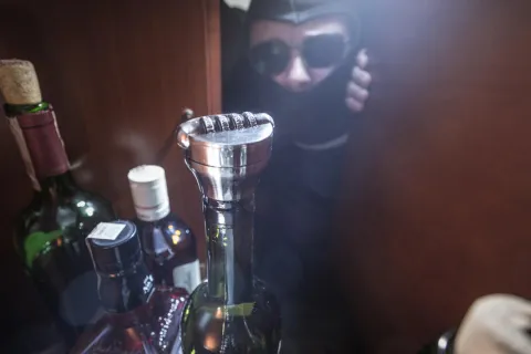 Strażnik wina - cyfrowy zamek na wino w metalowej puszce