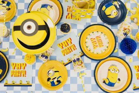 Talerzyki papierowe Minionki 18 cm 6 szt.