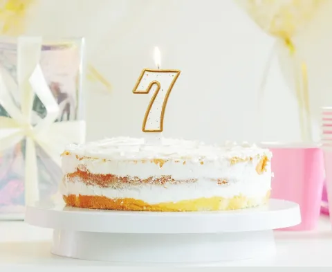 Świeczka urodzinowa cyfra 7 biała złoty kontur 8 cm