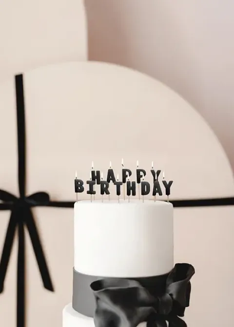 Świeczki pikery HAPPY BIRTHDAY napis czarny 13 sztuk