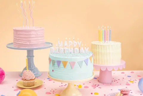 Świeczki pikery HAPPY BIRTHDAY napis biały 13 sztuk